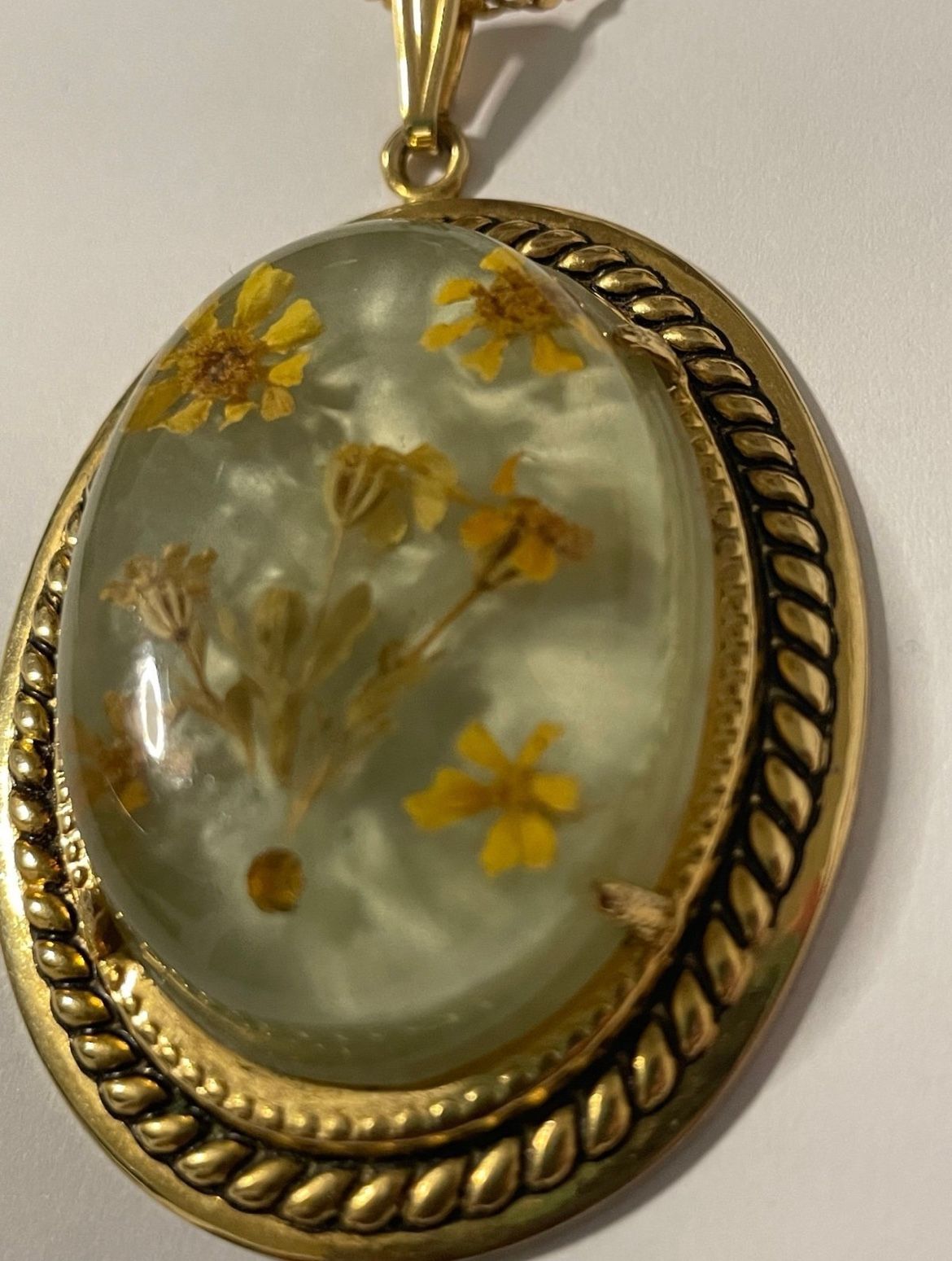 Vtg Lucite Dry Flowers Pendant Necklace