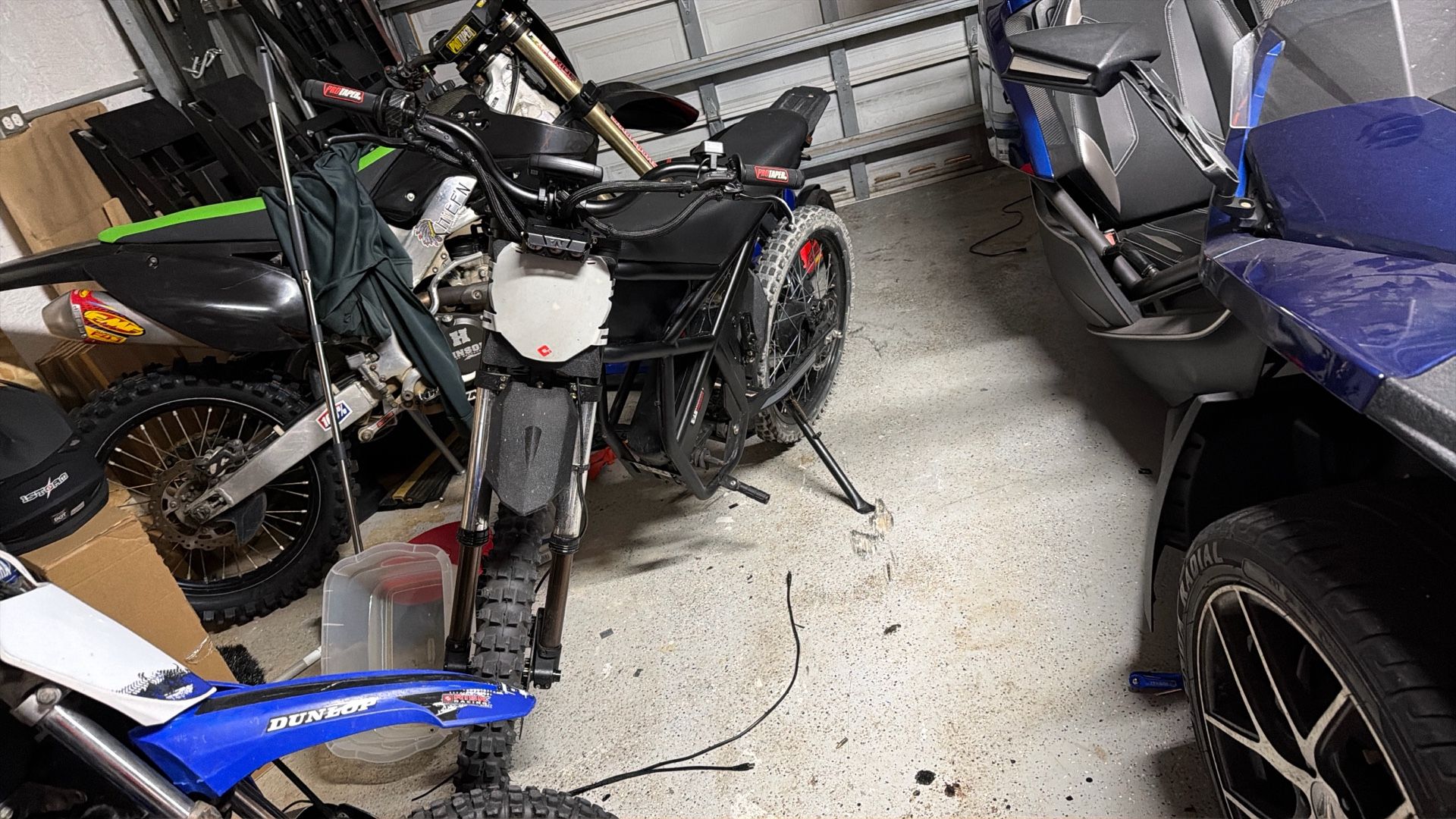 Gt 73 Electric Dirtbike 37 Mph 85 Miles Of Range With Passenger Pegs Grips A Surran Throttle And An Odi Plate