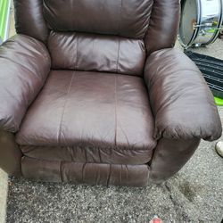 Extra wide leather recliner no rips no tears it's just dusty