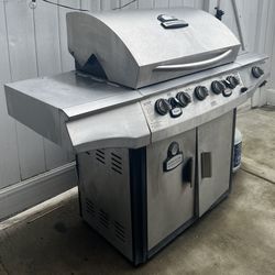 Gas BBQ Grill With a Smoker 