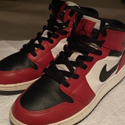 Jordan 1 Black Toe Chicago Mid