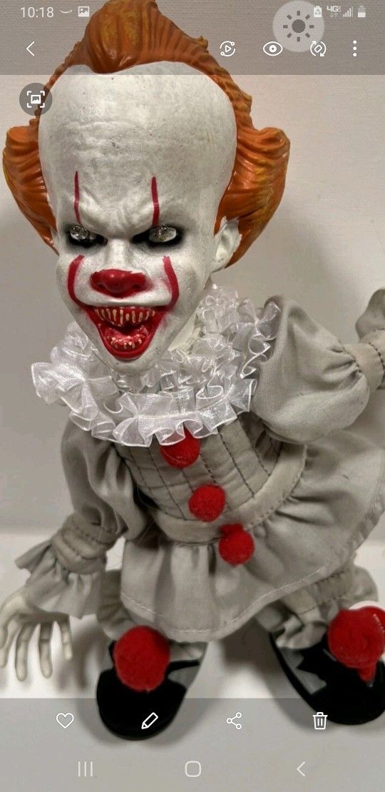 ANIMATED PENNYWISE. 12 INCHES TALL.EYES LIGHT UP AND MOVES AND LAUGHS..comes With Free IT KEYCHAIN