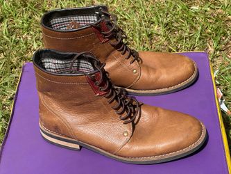 Size 10 riginal Penguin Jerry Jeff boots featuring a tan brown leather upper and a plaid interior lining.