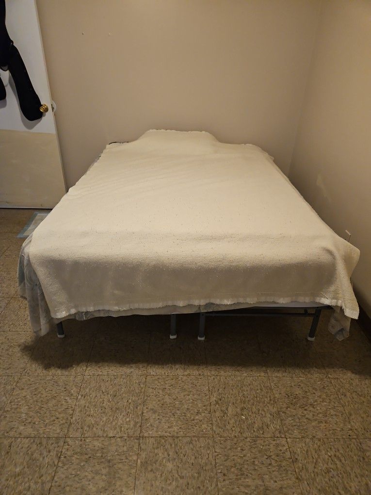 Bed And Frame Qùeen Sized