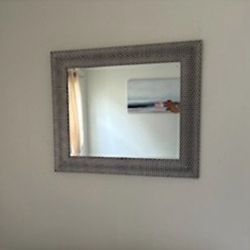 Decorative Wall Mirror – Excellent Condition