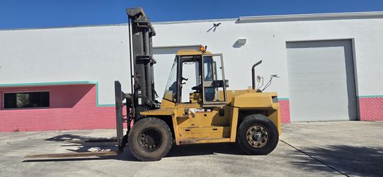 Caterpillar DP135 30,000 lb Rough Terrain Diesel Forklift