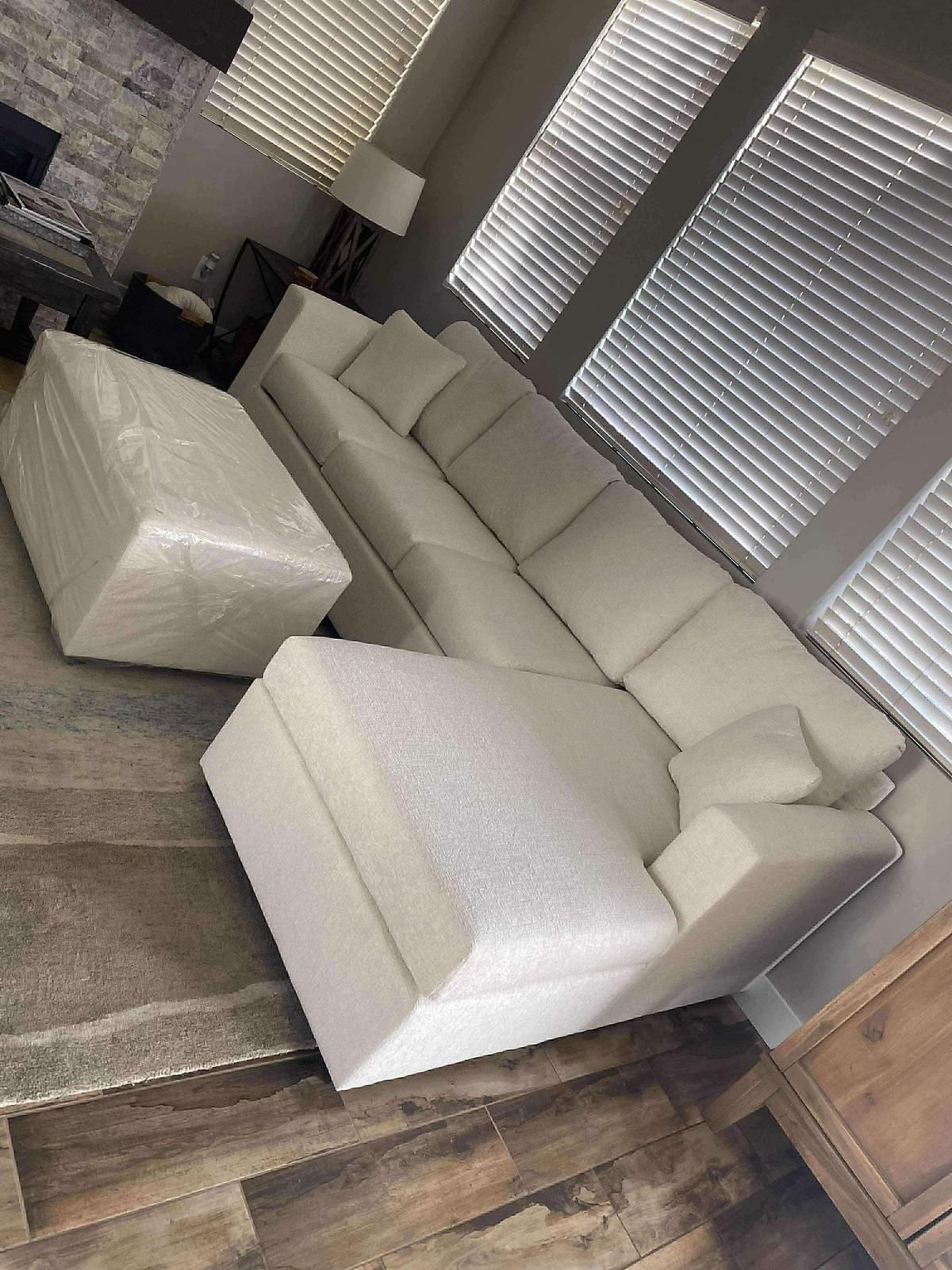 💥 Brand New Cream Sectional With Free Ottoman
