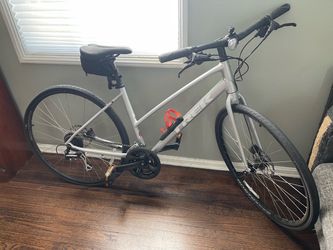 Women’s Trek FX2 Hybrid Bicycle