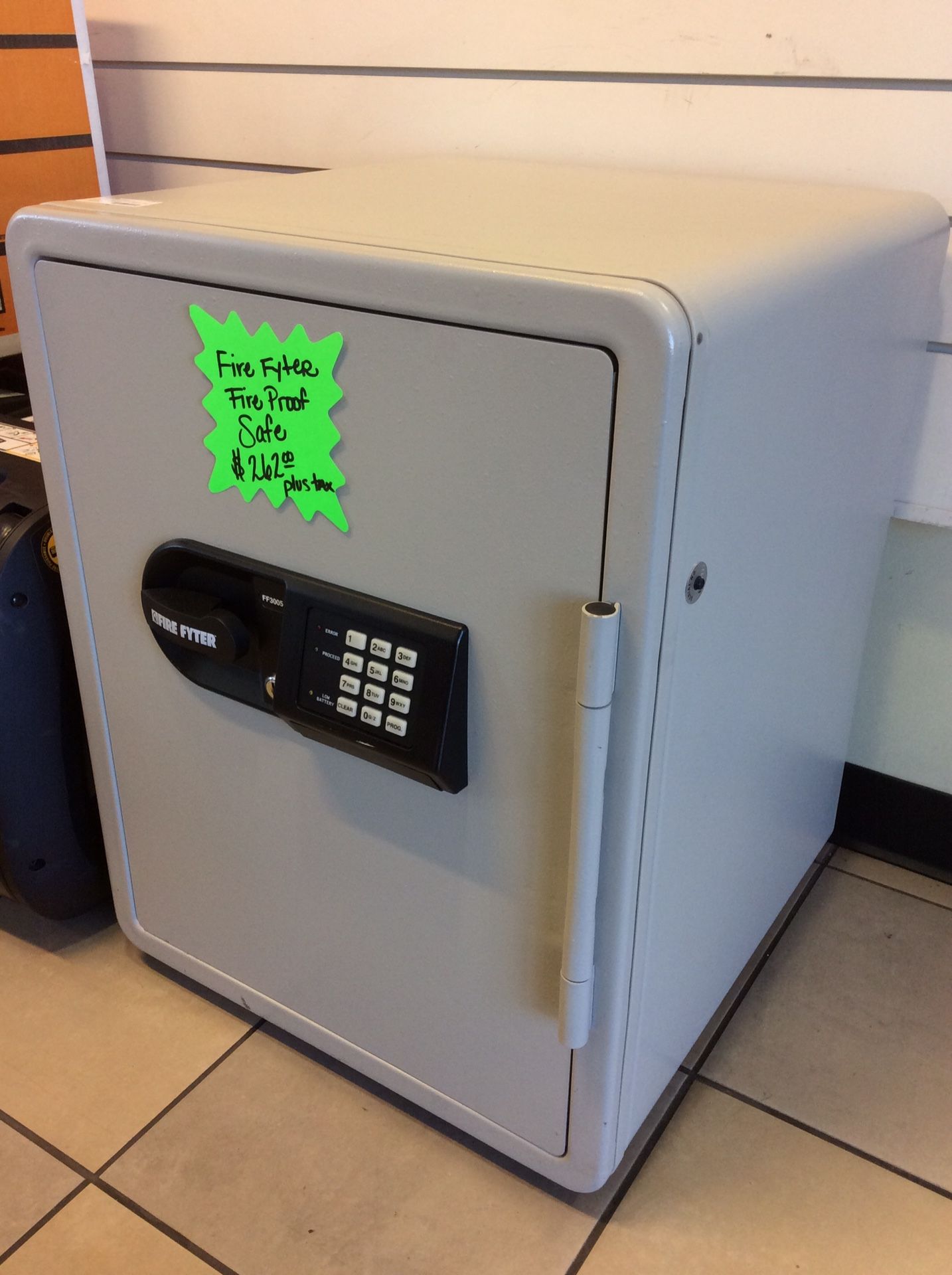 FIRE FYTER FF3005 SAFE w/ key and pin #
