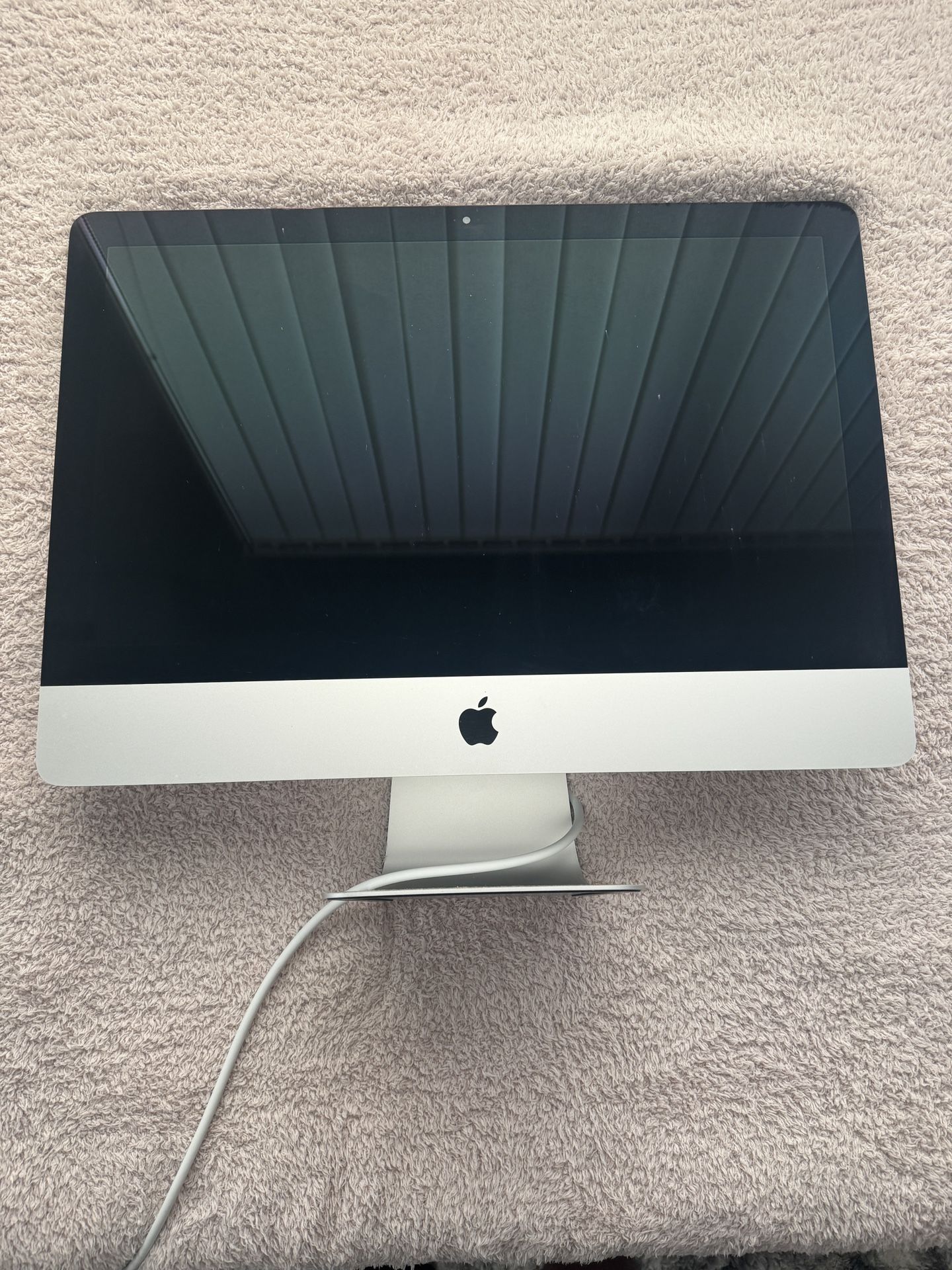 iMac Desktop  w/ Apple Keyboards and 4k webcam