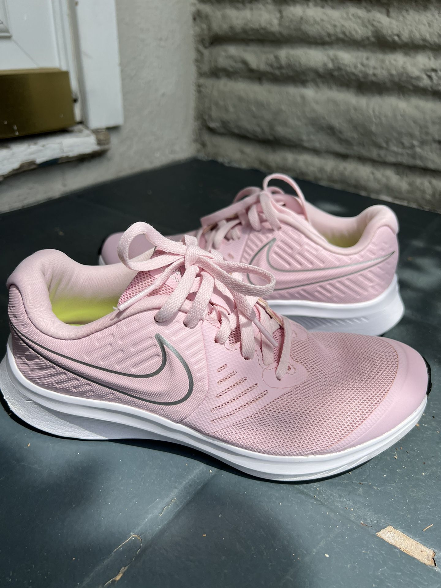 Escribe un reporte Levántate Reorganizar Girls Nike Star Runner 2 GS 'Pink Foam' AQ3542-601 Girls Pink Running Shoes  Size 3.5 for Sale in Los Angeles, CA - OfferUp