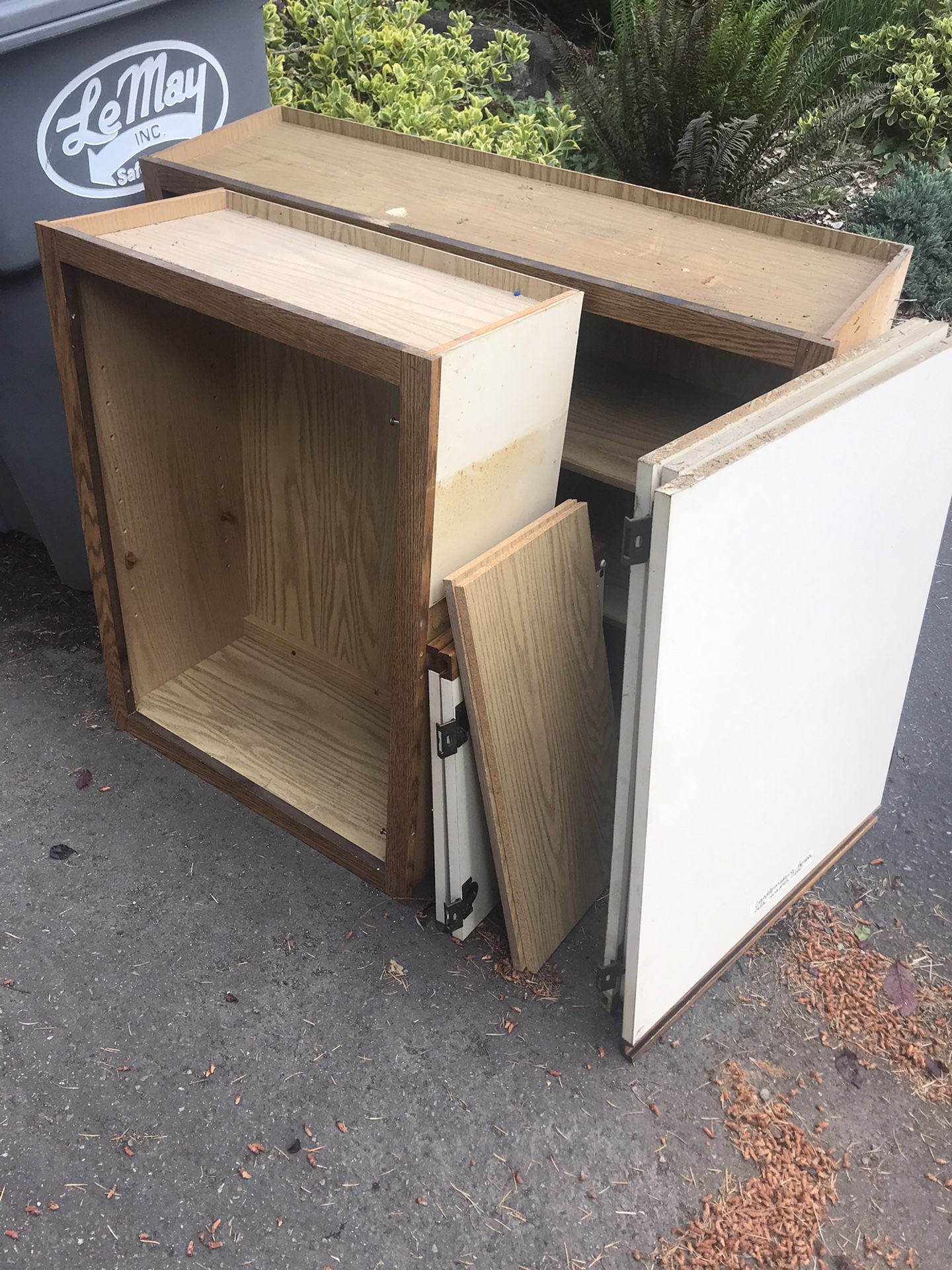 CURB ALERT! Free kitchen cabinet with all hardware included.