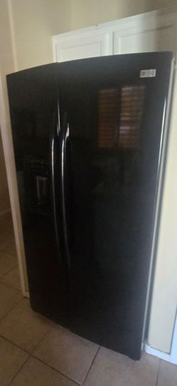 Black kitchen appliances