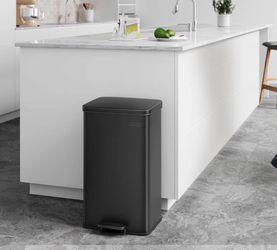 New in a box  Kitchen Trash Can, 10.5 Gallon (40 L) Garbage Can, Large Step Trash Bin with Lid, Stainless Steel, Soft Close, 15 Trash Bags Included, B