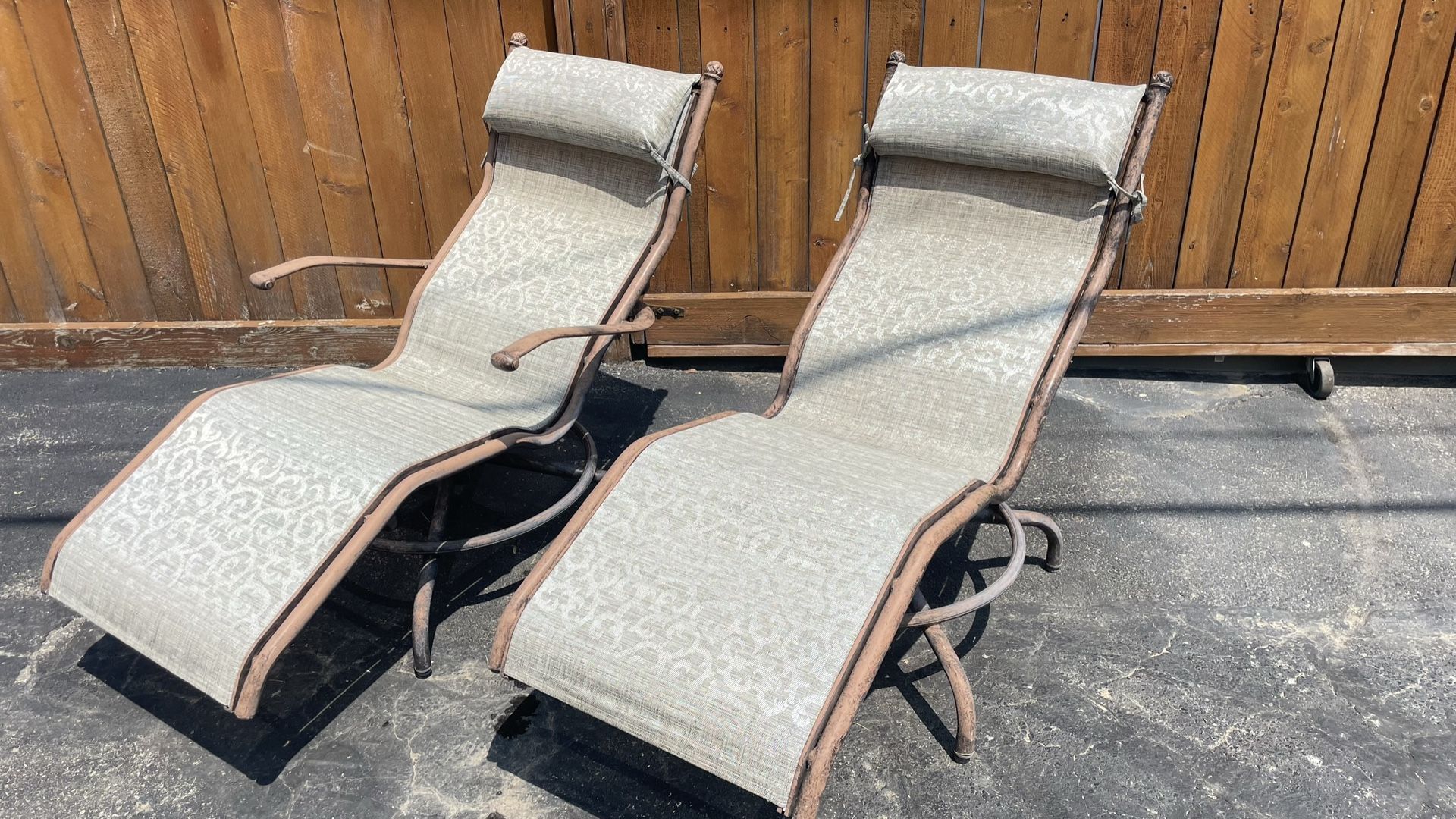 Set of 2 Rocking Aluminum ☀️ Patio pool Deck Loungers w/ swivel bases. 🚚 extra