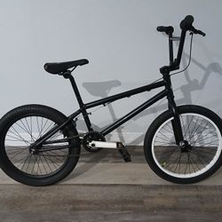 20"  FREE AGENT 'NOVUS' SERIES freestyle Bike.. 