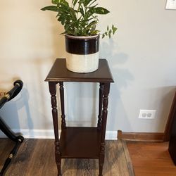 Freshly painted solid mocha chocolate vintage square wooded coaster chairside table w/ bowed spindle legs. Beautiful end table. Great plant holder. Pl