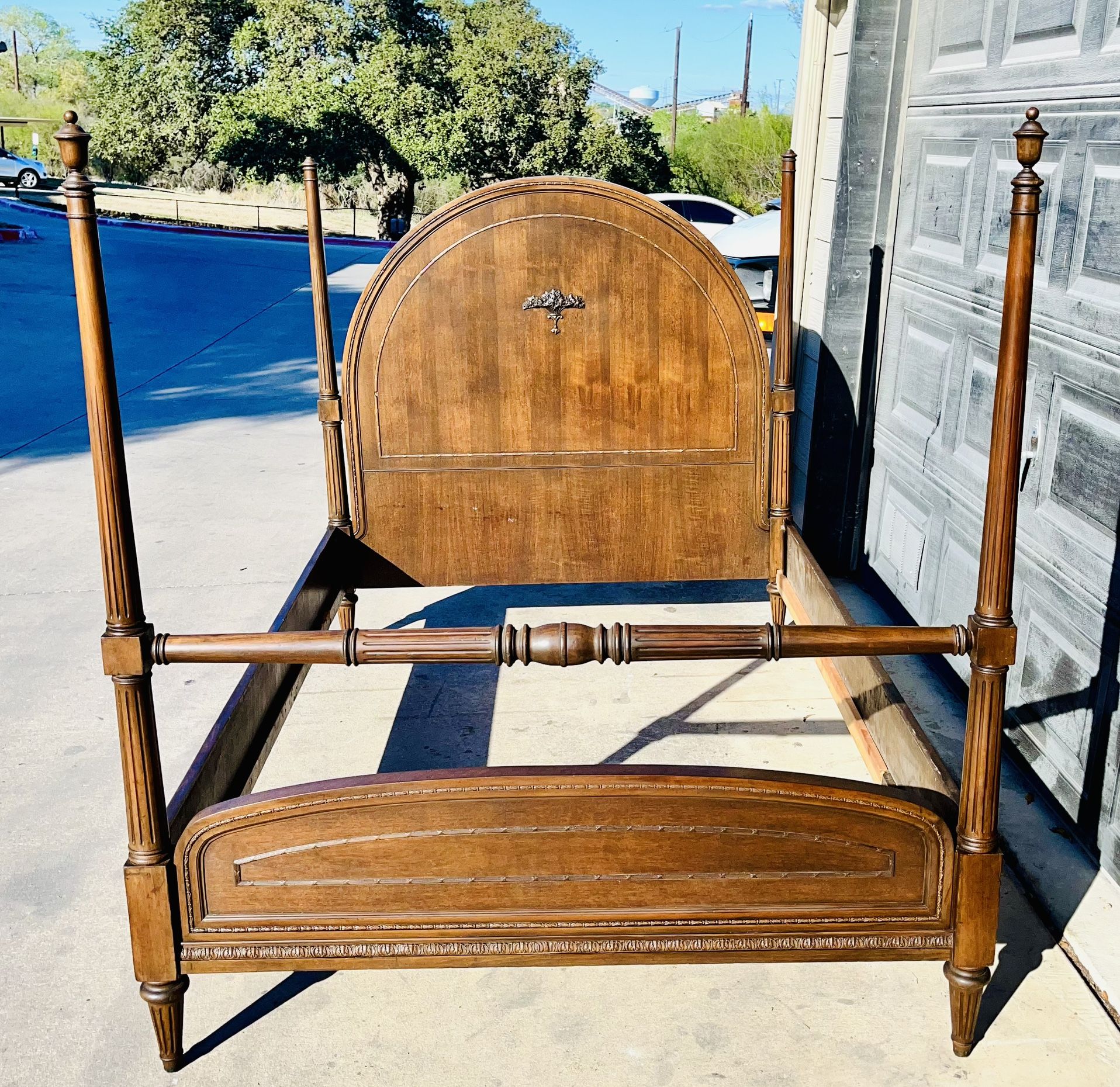 FULL SIZE FULLY RESTORED ANTIQUE BED FRAME UNBELIEVABLE CRAFTSMANSHIP INTRICATE DETAILING