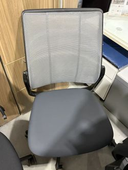 Humanscale Diffrient Smart Chair (Armless) – From $350 📦 Florida