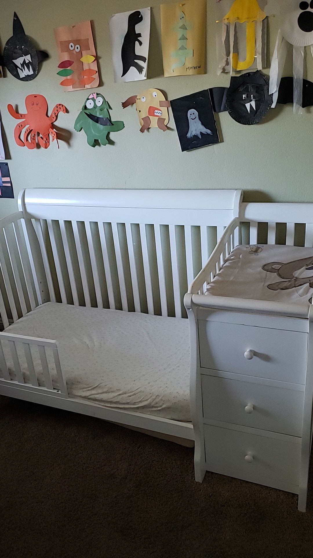 Baby crib w/changing table w/3 drawers
