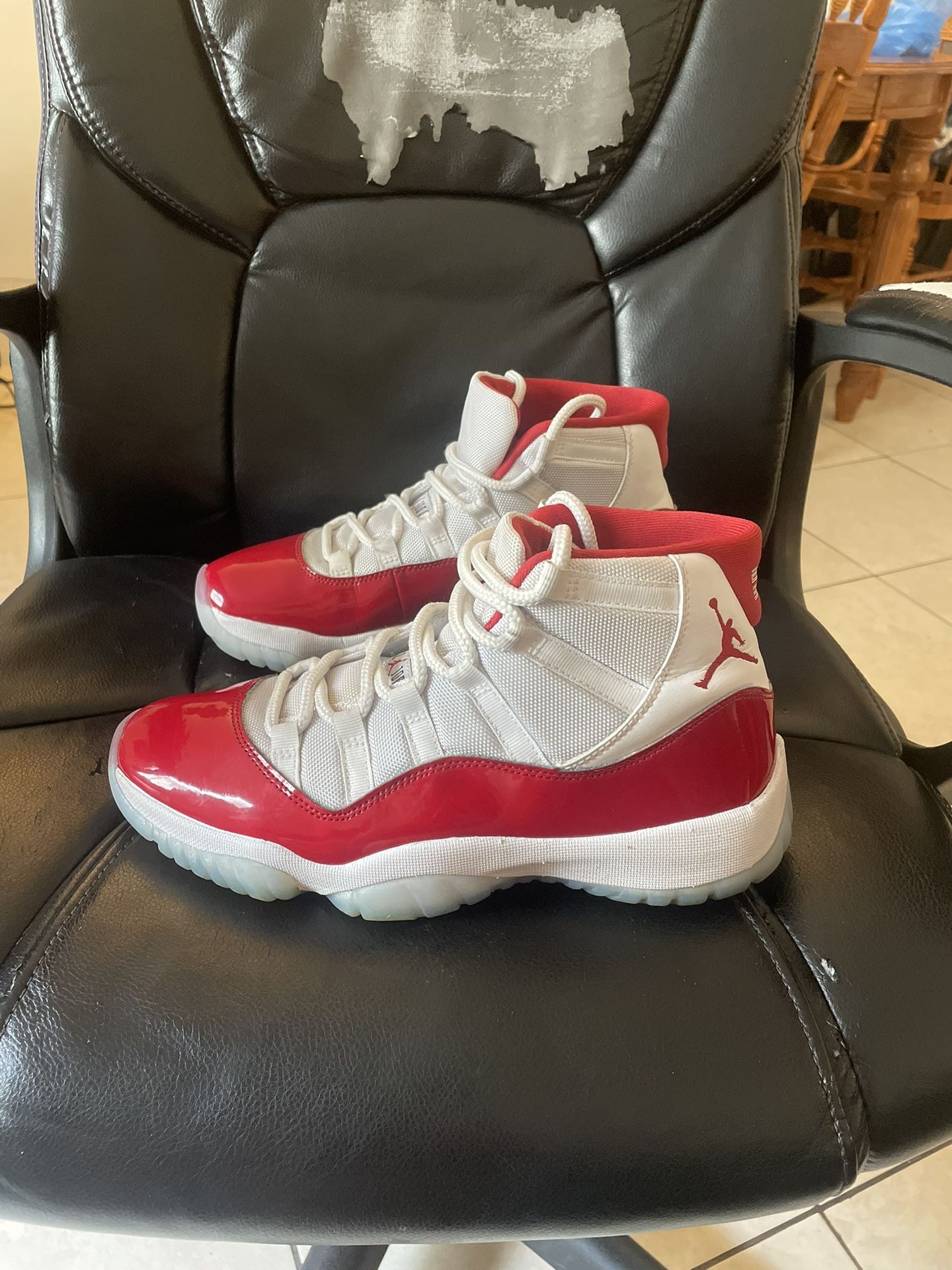 Jordan 11 Cherrys Size 9 150 With Box / Con Caja for Sale in Hialeah