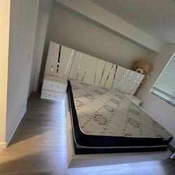 QUEEN BED FOR SALE. EXCLUSIVE!!!!!!