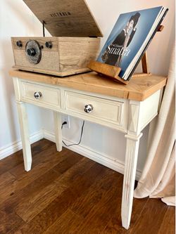 White and wood table