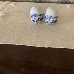 Beautiful Ceramic Delft Blue and White Salt and Pepper Shakers