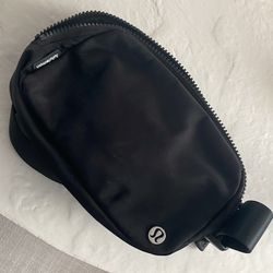 black lululemon waist bag