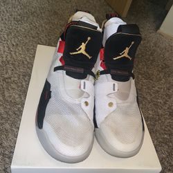 Air Jordan 33’s White Gold Size 12