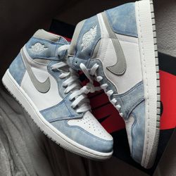 Air Jordan 1 Hyper Royal 