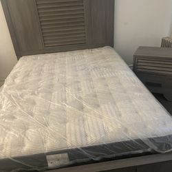 Queen Bet Set With Mattress 