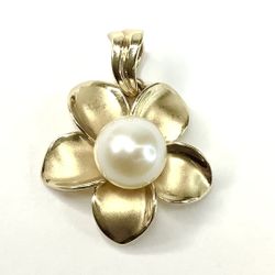 14K Yellow Gold Round Pearl Flower Pendant 