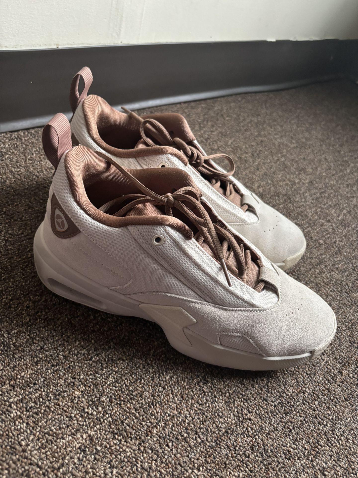 Jordan Max Aura 6 Women's Shoes (FQ7943-200, Legend Light Brown/Archaeo Brown) 9.5