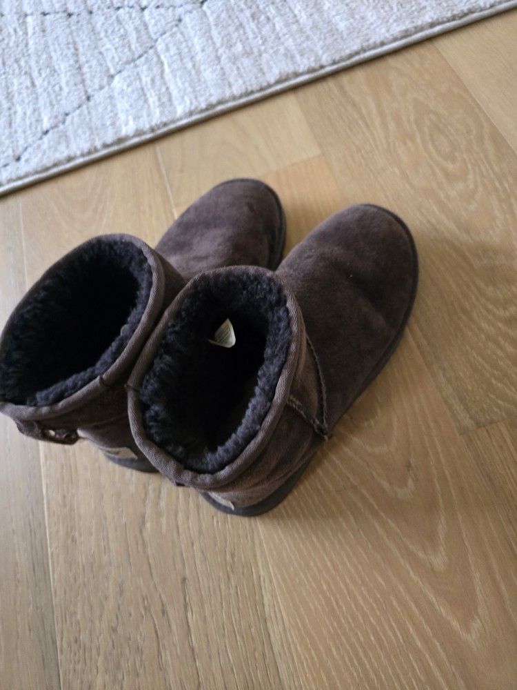 Womens Uggs Size 8