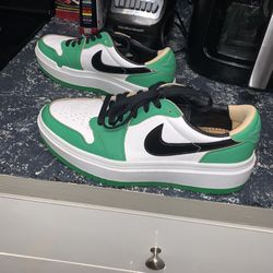 Like new Women’s Nike Air leather Sneakers tennis shoes size 9.5 Lucky Green