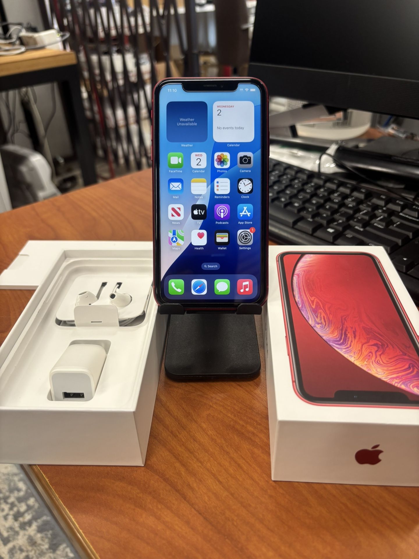 iPhone XR 64gb , Unlocked , in excellent condition comes with charger, box and earphone 