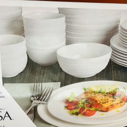 MIKASA DINNERWARE SET