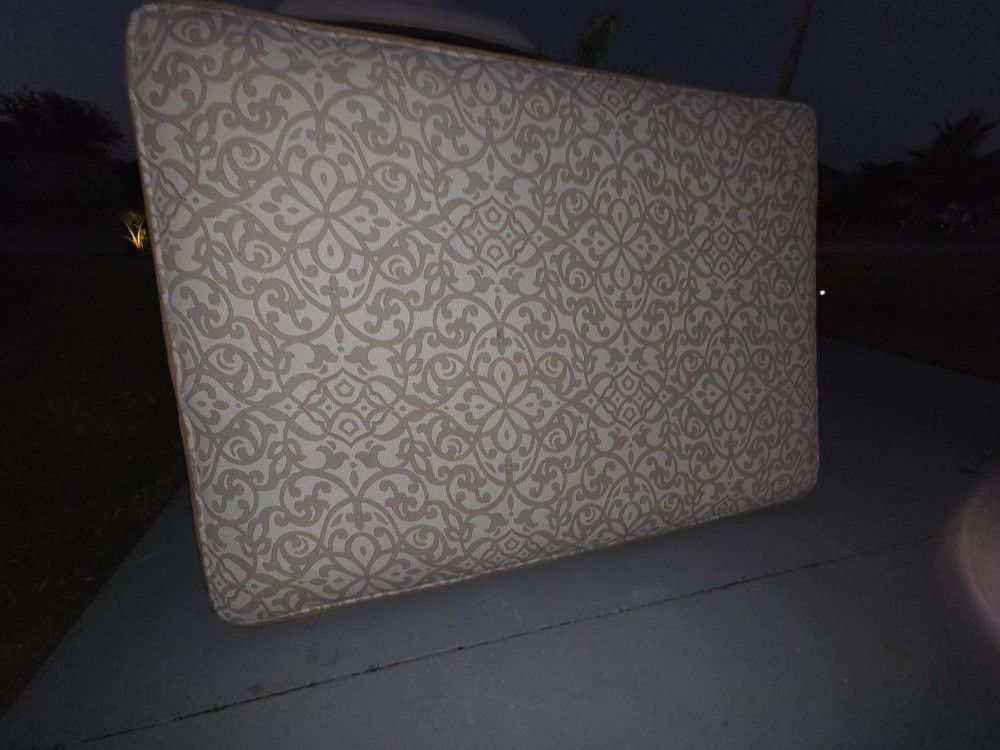 FULL SIZE BEAUTY REST MATRESS IN OUTSTANDING CONDITION