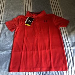 Camiseta para niño,talla mediana, color rojo, marca Under Armour.