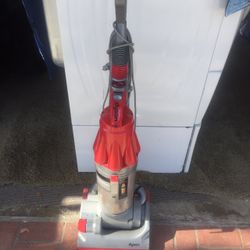 Dyson Vacuum Bagless With Attachments