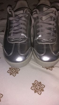 A pair of silver pumas