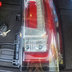 Tail Light Assembly Fit  For 2015-2020 GMC Yukon& Yukon XL Passenger Right Side

Note: it is new but customer returns so has broken (8,9th photo) but 