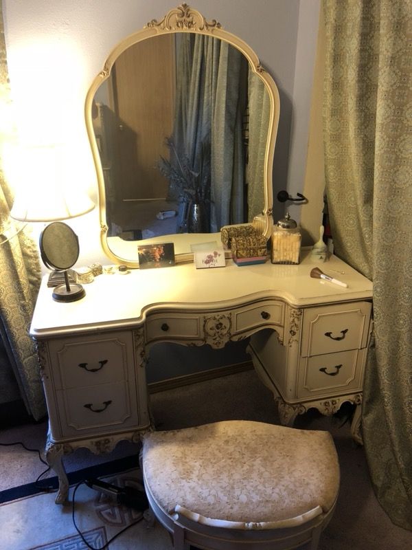 Bedroom set in original finish J.B. Van Sciver for Sale in Everett, WA