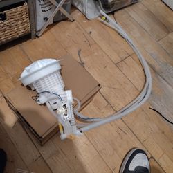 Fuel Filter / Secondary Pump For 2005 To 10 Dodge Charger/Chrysler 300 