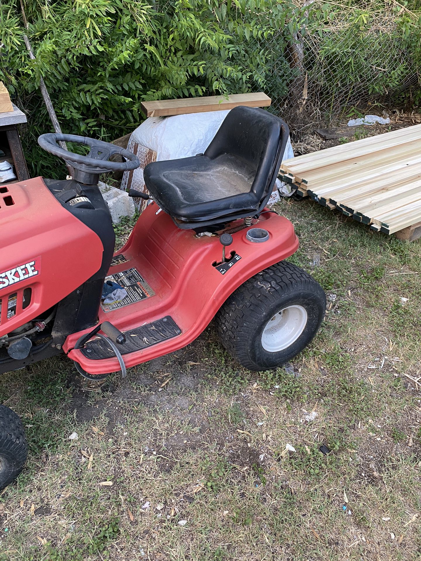 Huskee 7 speed lawn tractor LT 4200