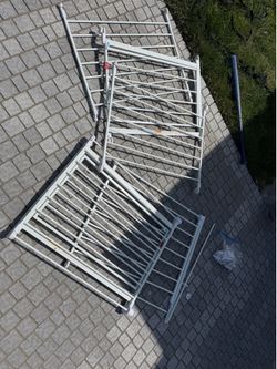 Baby gate that attaches to wall