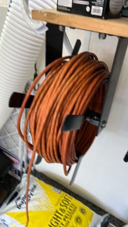 Extensiones electricas son 2 de 100 pies cada una.