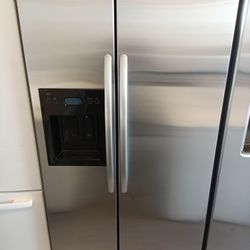 KitchenAid Refrigerator Side By Side 36 Inches Wide In Great Condition With Warranty 
