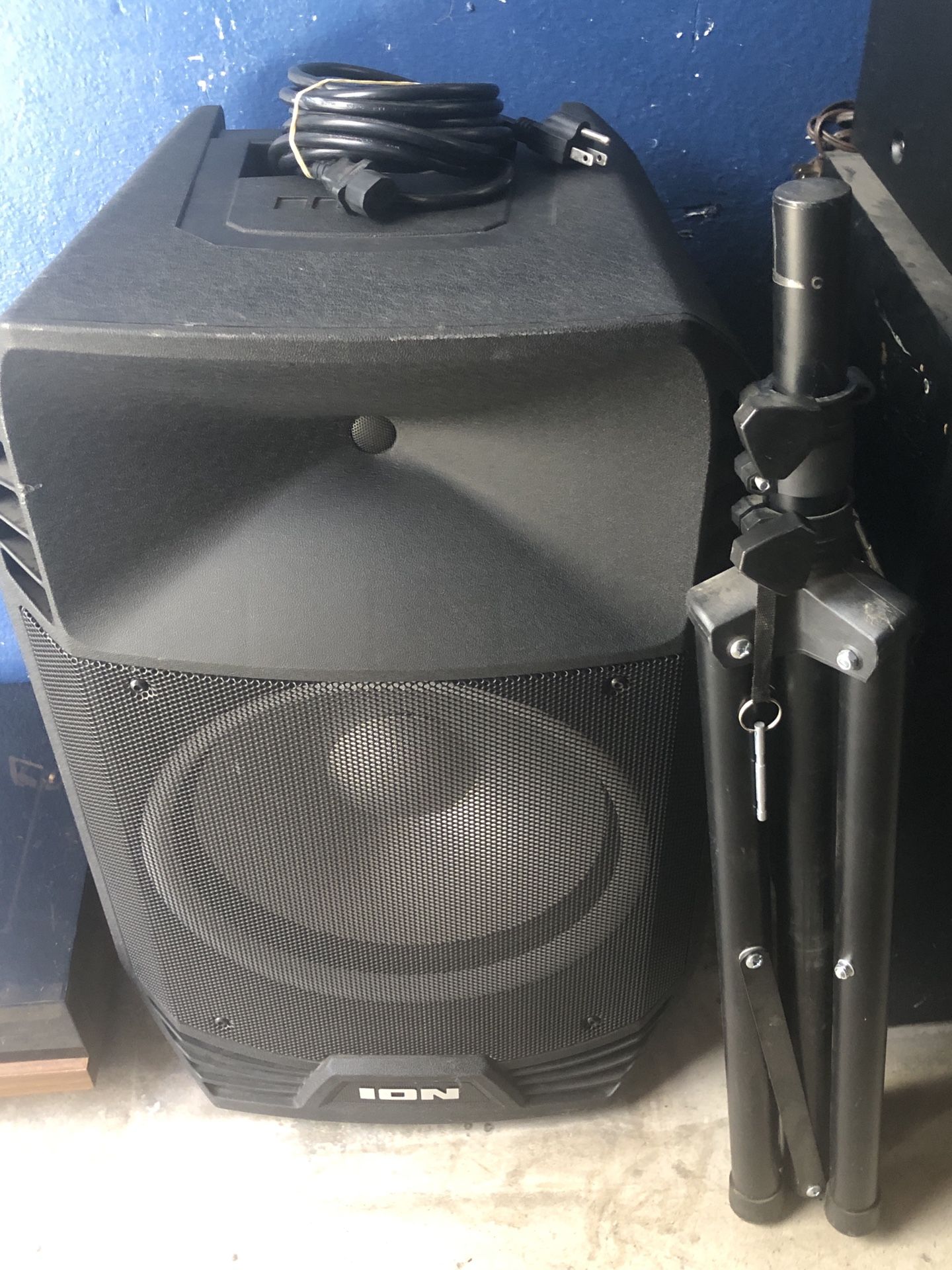ION PA158 PORTABLE SPEAKER GREAT FOR KARAOKE OR MUSIC WITH STAND